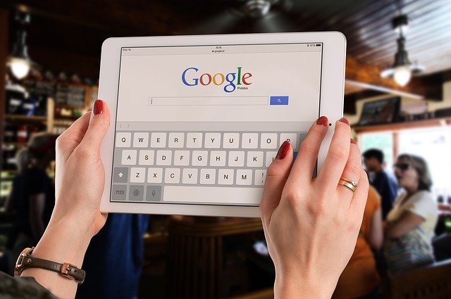 menggunakan google